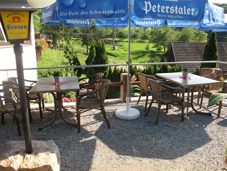 Die sonnige
                              Terrasse und der Biergarten des
                              Bruckerhofs